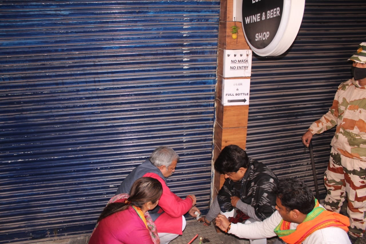 मोती नगर में स्कूल के सामने खुली शराब की दुकान भाजपा नेताओं ने की सील मोती नगर में स्कूल के सामने खुली शराब की दुकान भाजपा नेताओं ने की सील